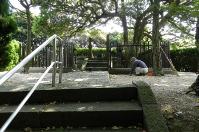 Volunteers at work, Monument to Miura Anjin and wife Magome Oyuki.