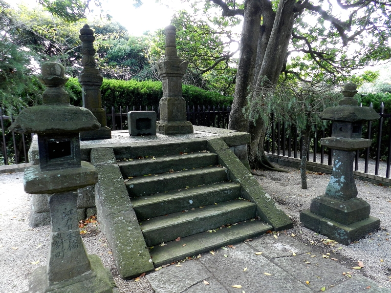 Monument to Miura Anjin and wife Magome Oyuki.