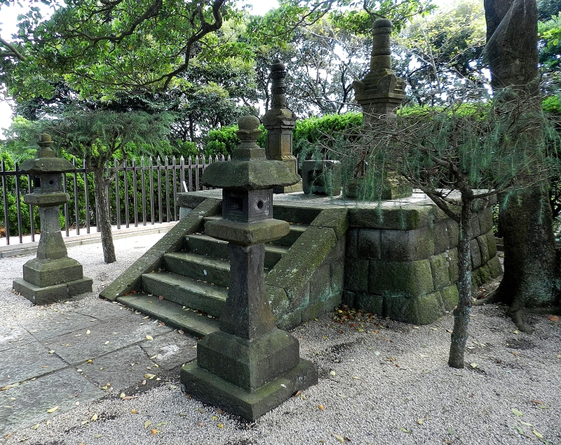 Monument to Miura Anjin and wife Magome Oyuki.